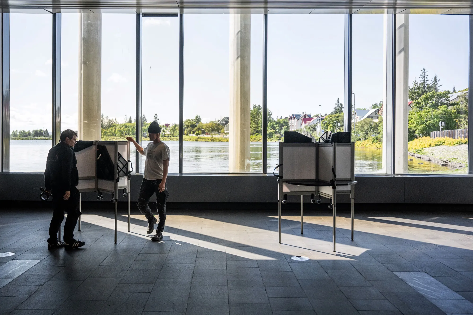 Iceland's 'No' camp holds narrow lead ahead of Saturday's EU referendum on resuming accession talks; Gallup poll shows 51.6% against, 48.4% for