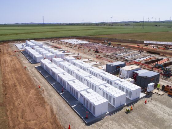 Tesla Set to Bulk Up the World’s Largest Lithium-Ion Battery