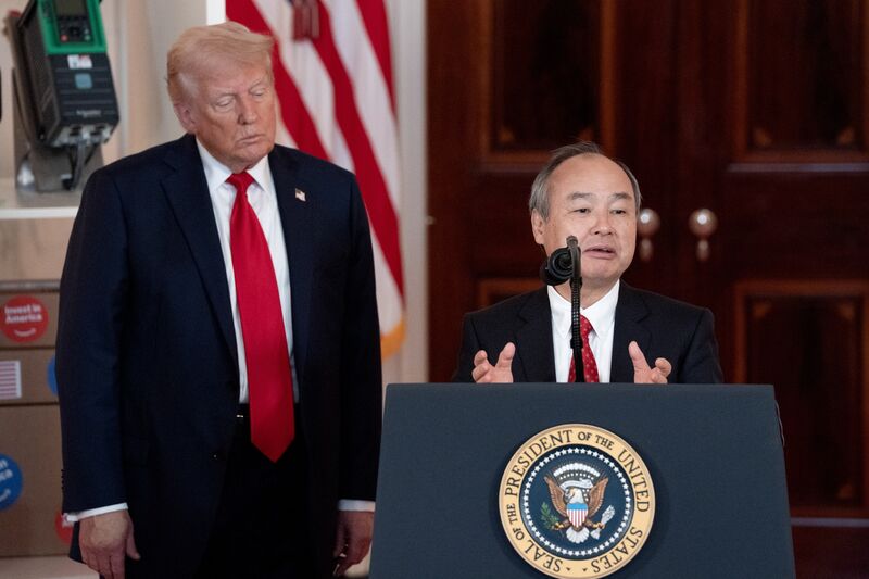 ソフトバンクＧの孫正義会長（右）とトランプ米大統領（４月30日、ホワイトハウス）