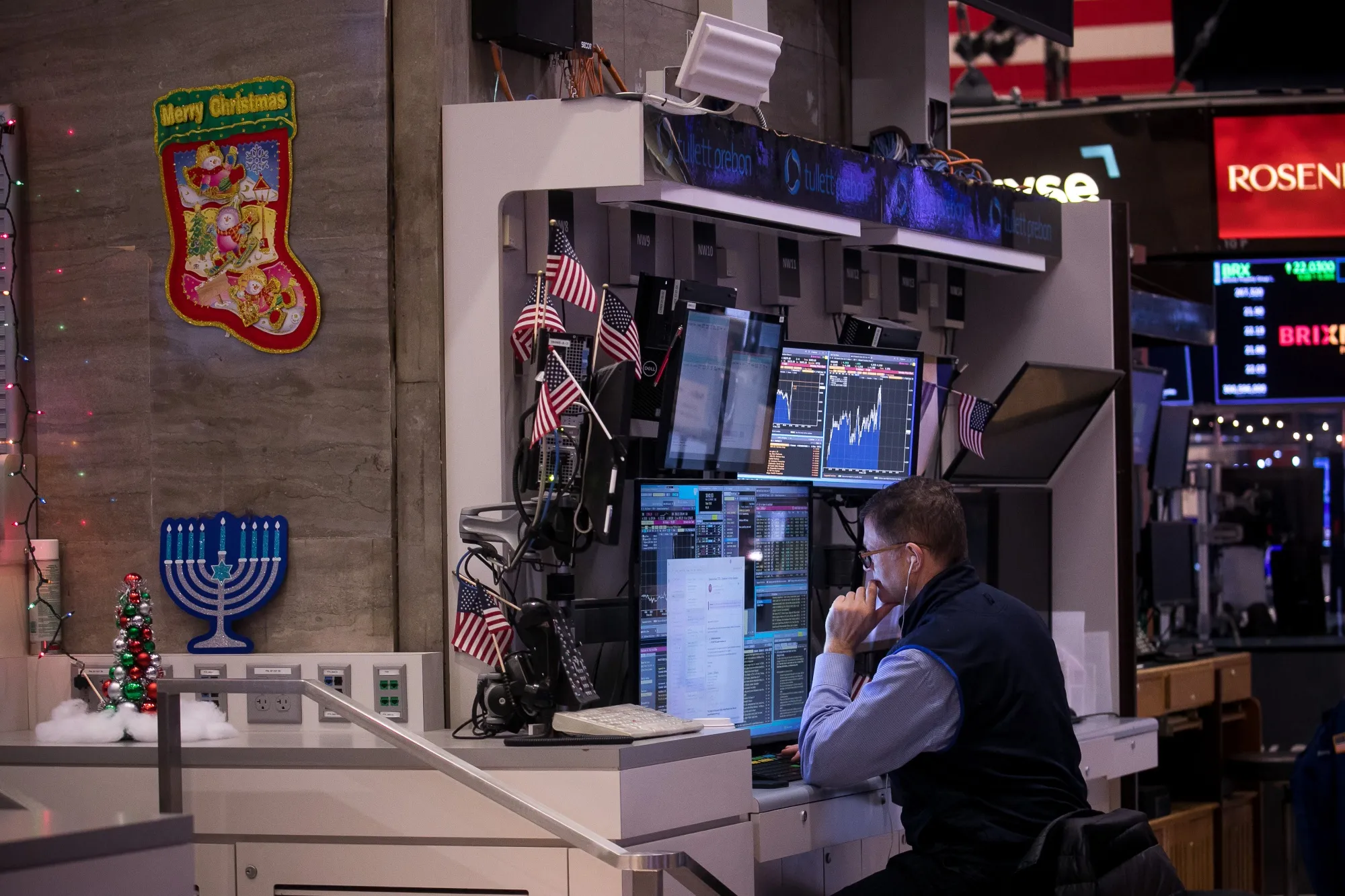 The S&amp;P 500 notched its&nbsp;seventh straight week of gains&nbsp;Friday, the longest in six years, as it flirted with a record high.&nbsp;