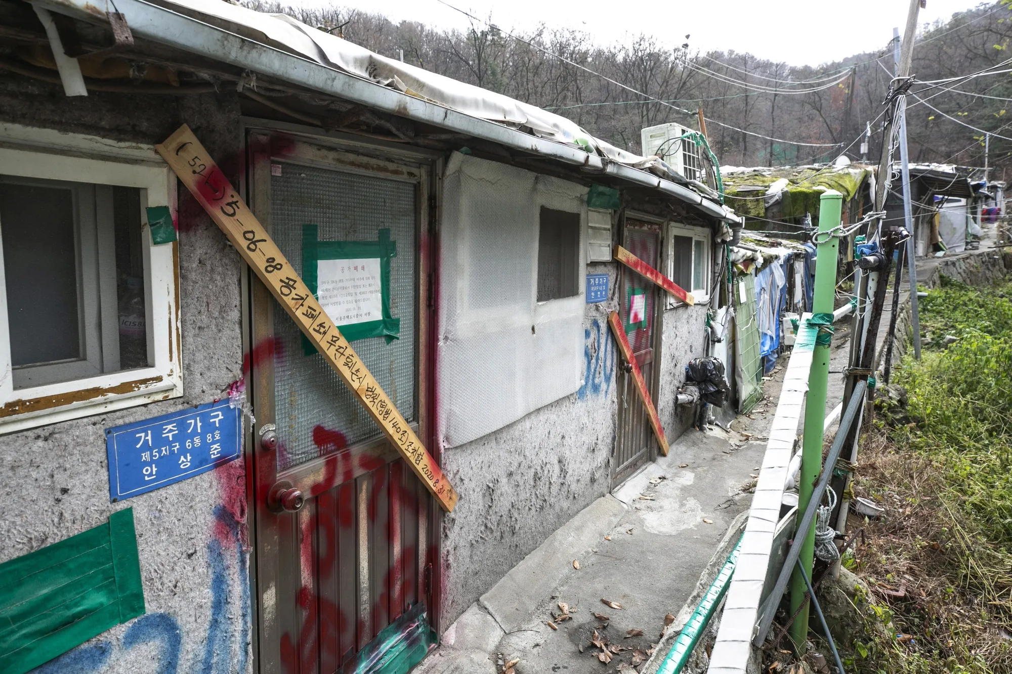 Seoul Slum Near Gangnam, Guryong, Exposes South Korea Wealth Gap - Bloomberg, image size:2000x1333