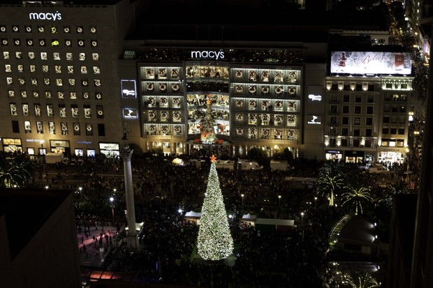 How Enormous Christmas Trees Become Holiday Decor in Major U.S. Cities -  Bloomberg