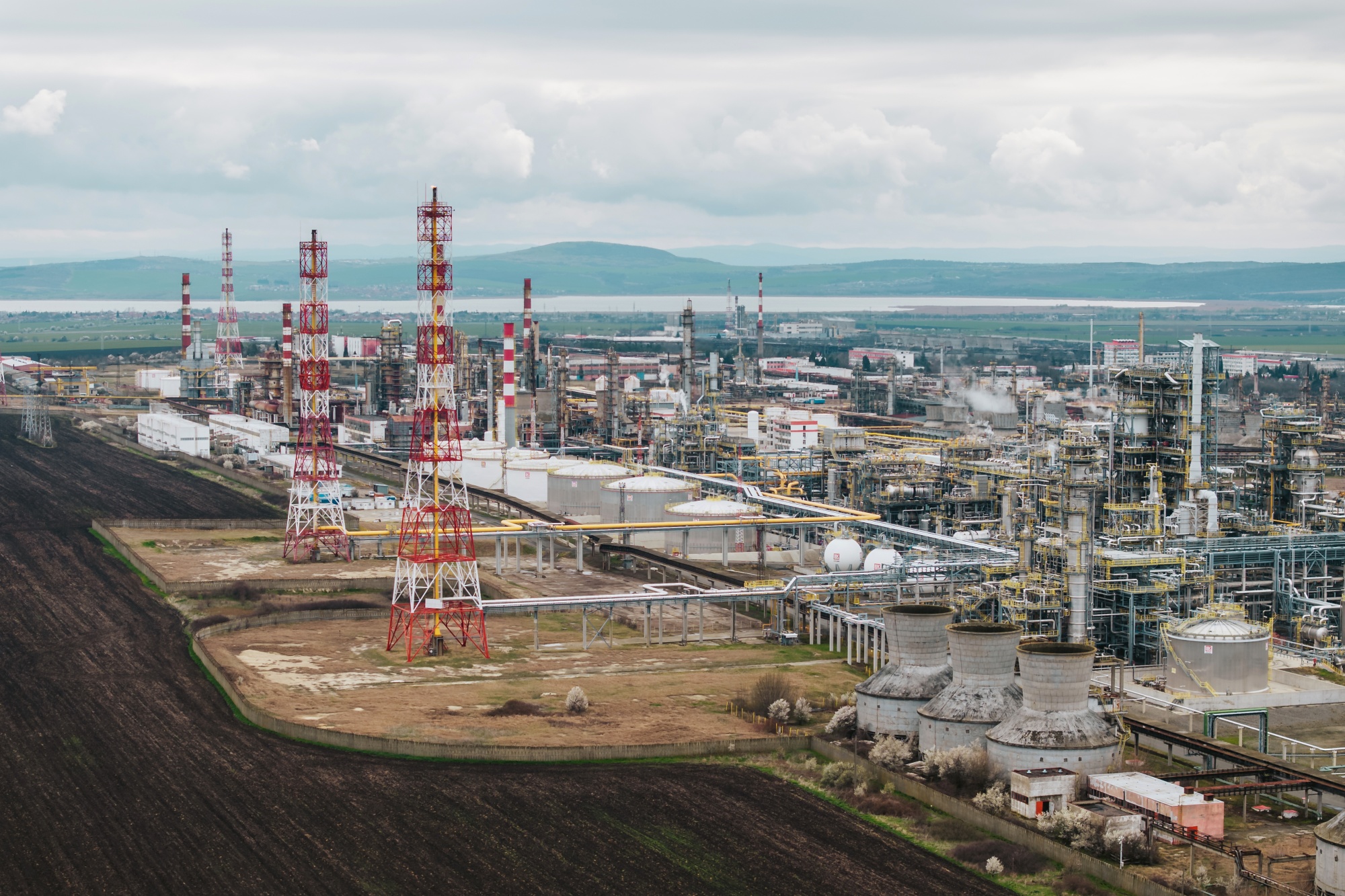 Russian Oil Giant Lukoil Gets Tangled in Bulgaria’s Election - Bloomberg