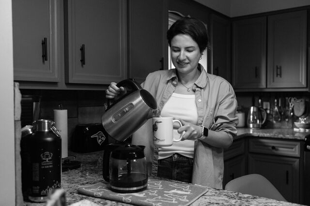 Kosareva pours herself a cup of tea in her kitchen.