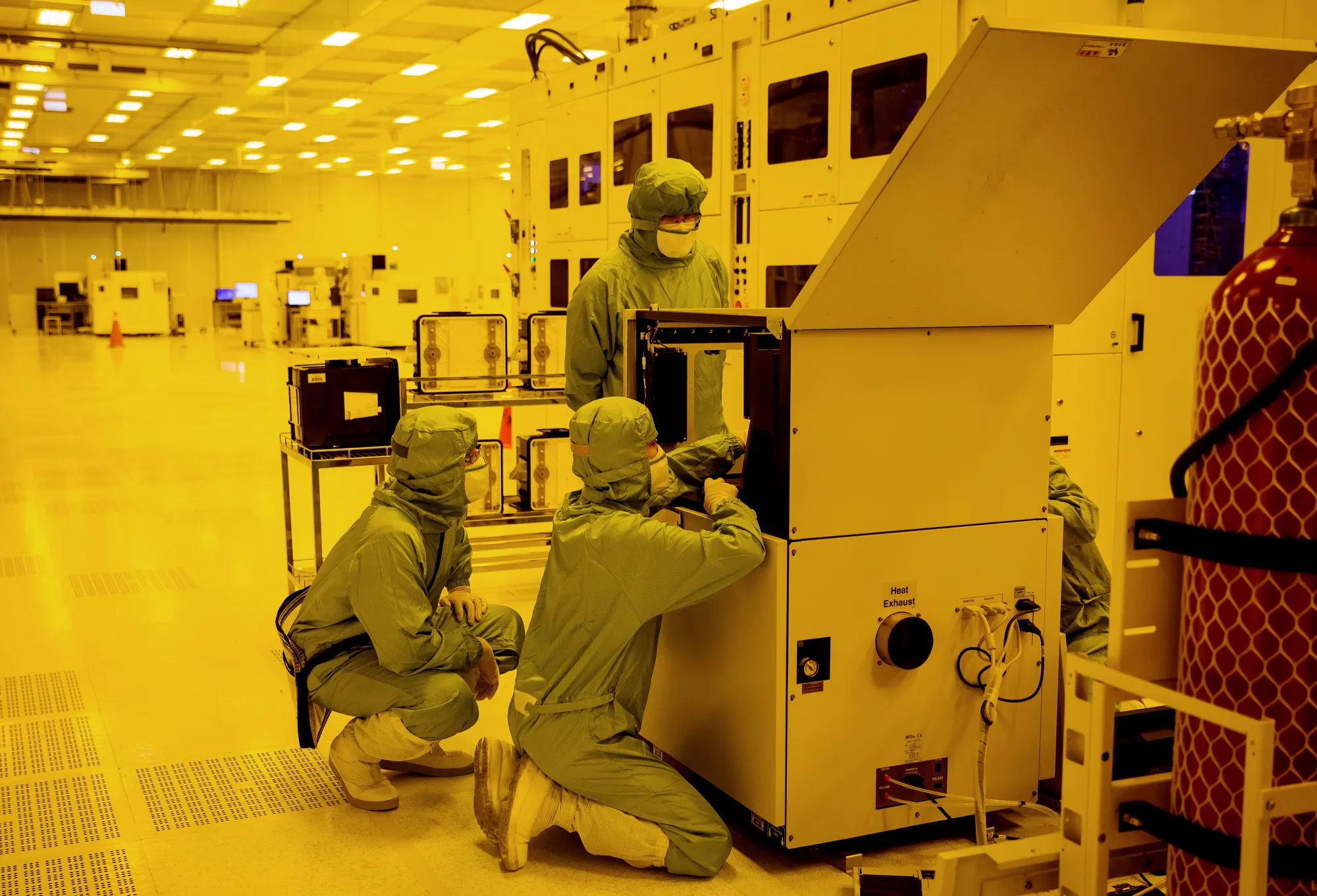 ASM Q1 Revenue Forecast Beats Estimates as AI Boom Drives Demand - Bloomberg