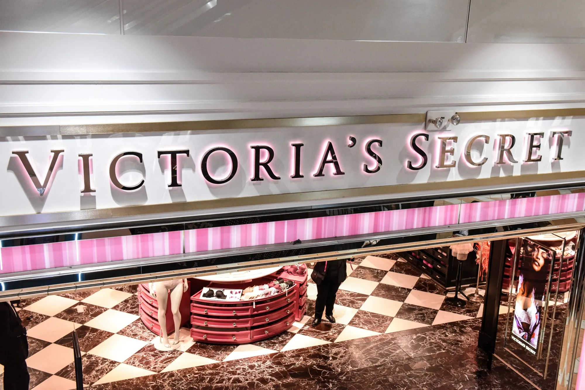 Two and a half years since Les Wexner’s departure, Victoria’s Secret stores still look essentially the same as they did under his leadership.