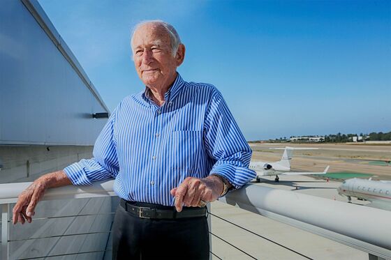 Golf-Course Developer Starts New California Airline at Age 97