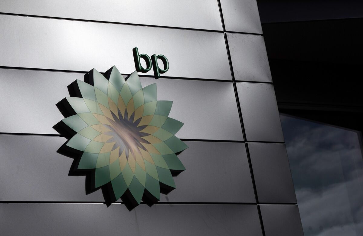 ⬛"Shell valuta un'acquisizione di BP: attesa per il calo dei prezzi"