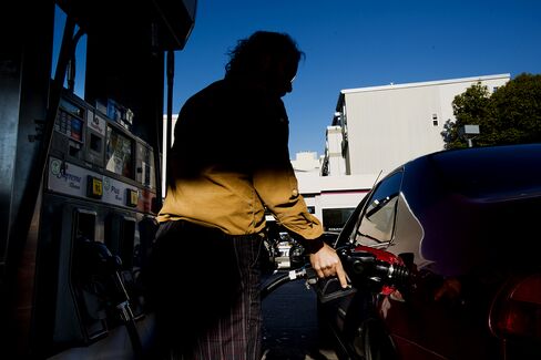 Consumer Prices in U.S. Fell in March on Cheaper Gasoline (1)