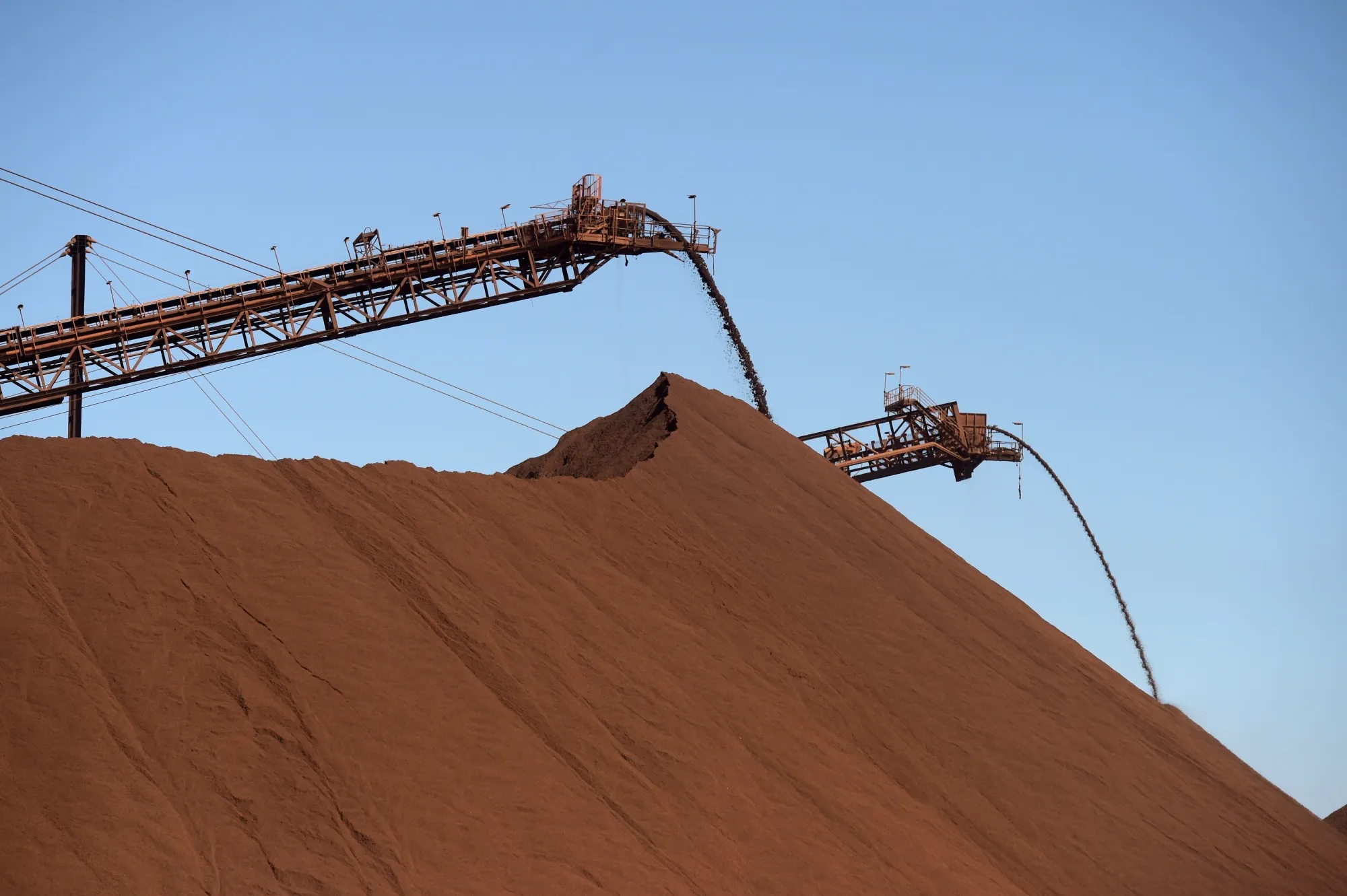 Minério de ferro despenca com acúmulo de estoques na China (VALE3) -  Bloomberg, image size:2000x1331