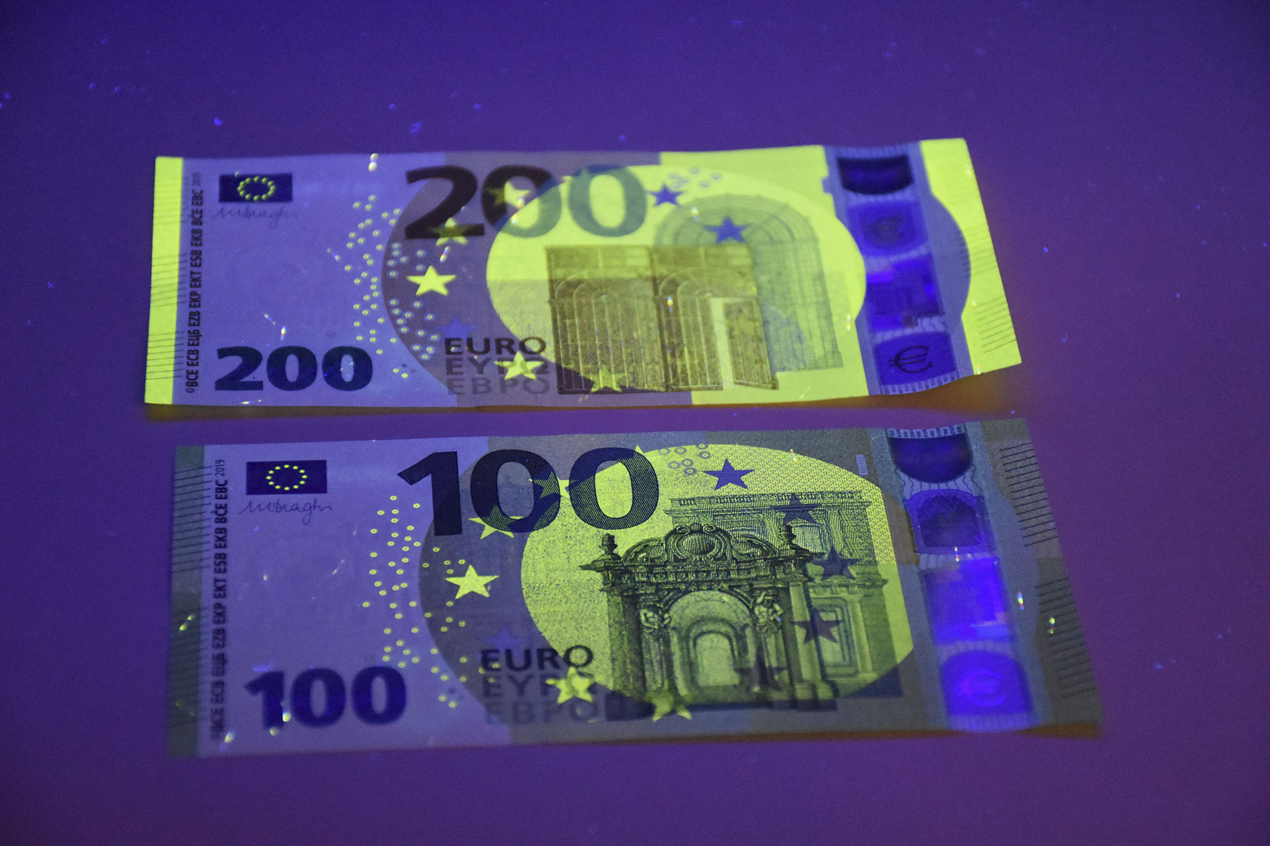 Размер евро купюры. New 100 and 200 Euro Banknotes. 100 Евро купюра. Купюра 100 евро нового образца. Купюра 200 евро.