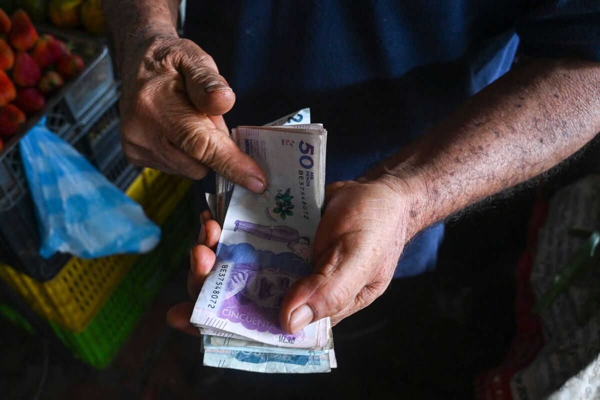 Colombia to Build Up Reserves as Peso Strengthens to 7-Year High