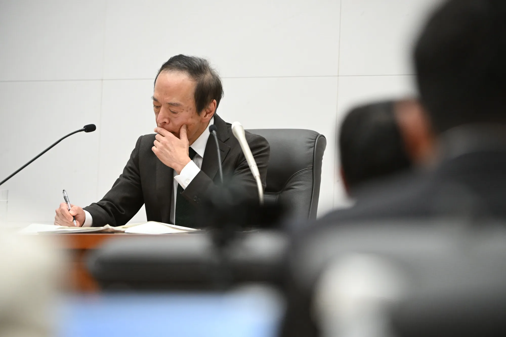 Governor&nbsp;Kazuo Ueda&nbsp;provided enough ammunition for both sides of the argument in a carefully hedged press briefing on Tuesday after ending Japan’s eight-year experiment with negative rates.&nbsp;