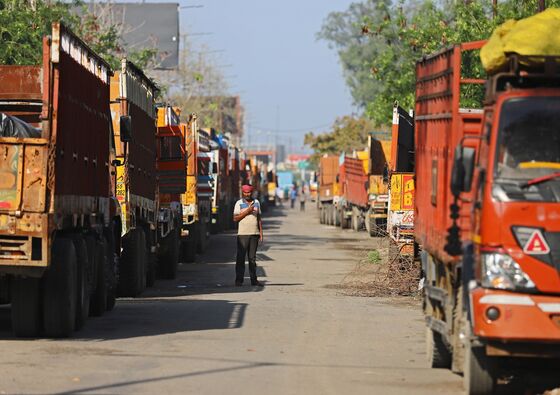 World’s Biggest Lockdown Brings Trucks to a Standstill in India