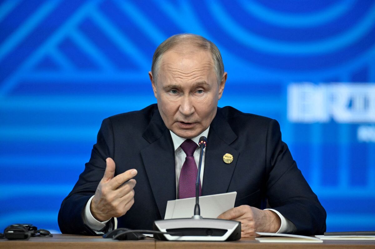 Putin Says Economy Not Stagnating, Backs Bank of Russia on Rates