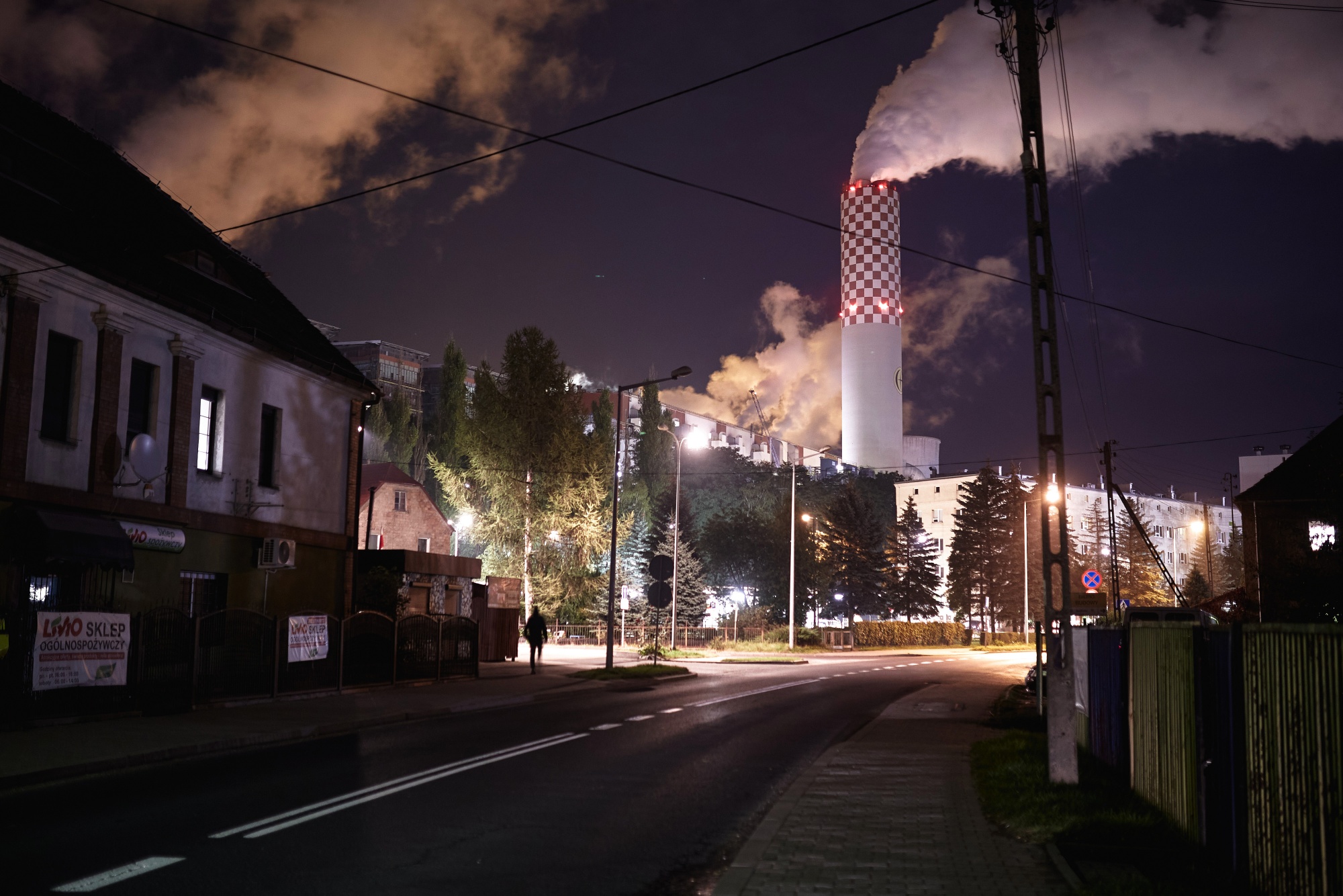 Emisja z kominów wzrasta w opalanej węglem elektrowni w Bogotini w Polsce.