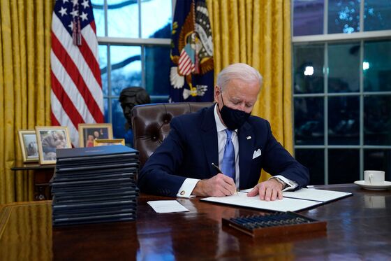 Trump’s Last-Minute Climate Maneuvers Face a Slow Dead End