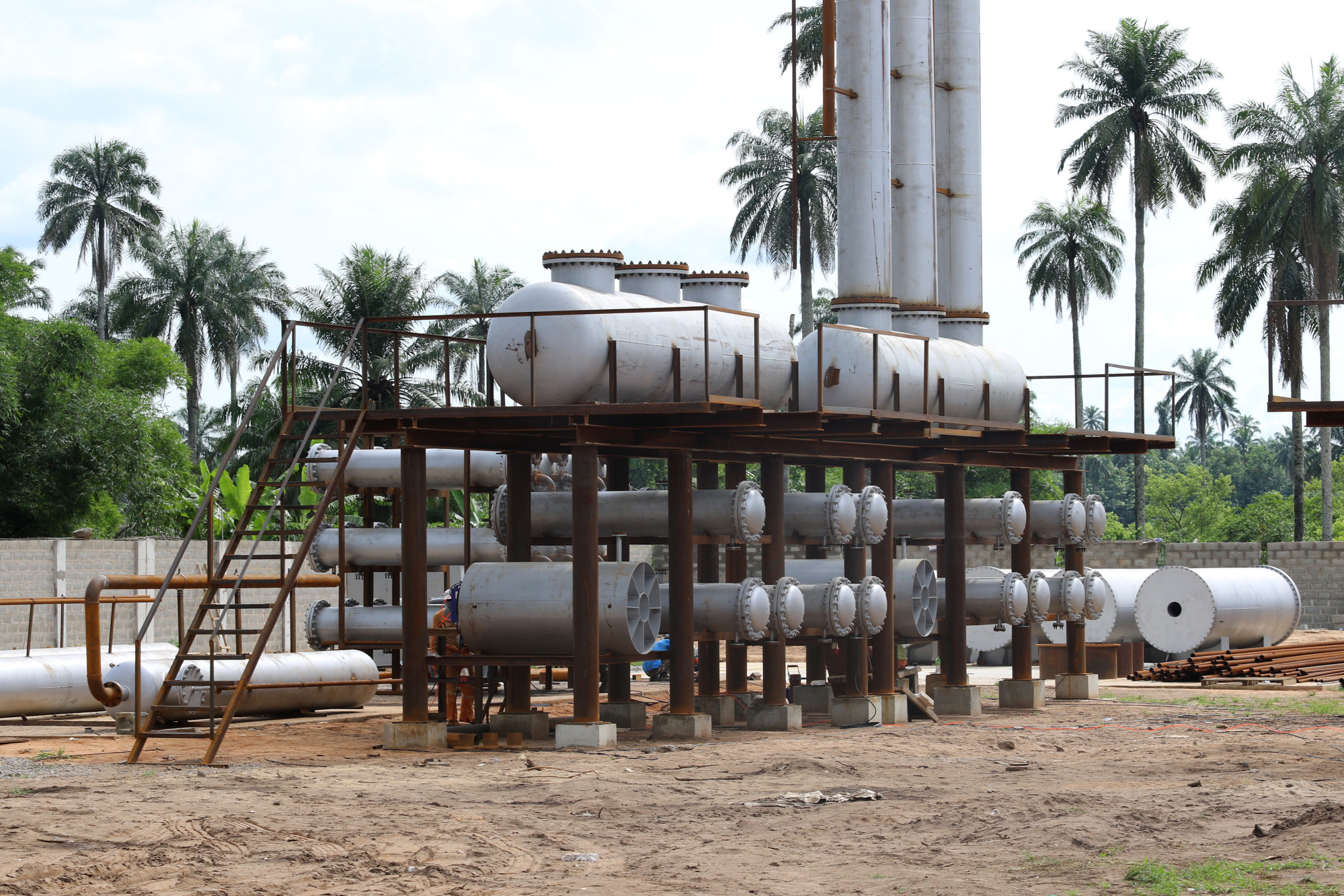 Mini Refineries Race Billionaire To Fix Nigerian Fuel Crisis Bloomberg