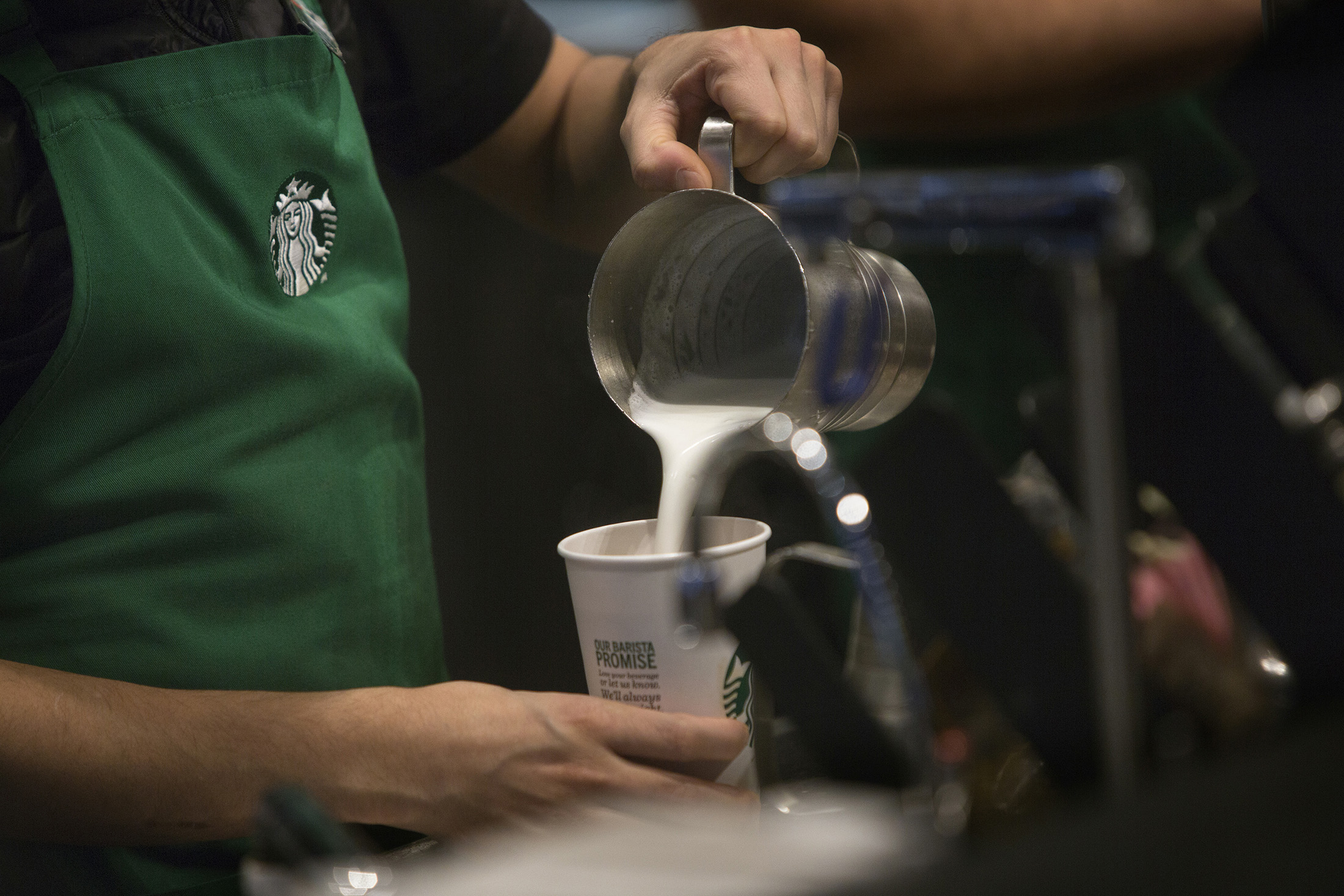 Starbucks announces test of recyclable, compostable cups