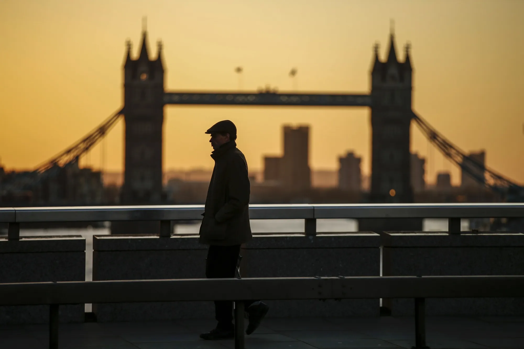 U.K. Abandons Effort to Contain Virus as 10,000 May Be Infected