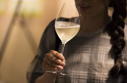 「ISETAN SAKE マルシェ」で試飲されるスパークリングの日本酒