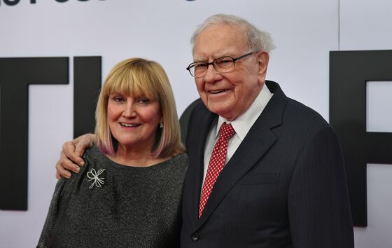 Berkshire Elects Buffett’s Daughter, Christopher Davis to Board