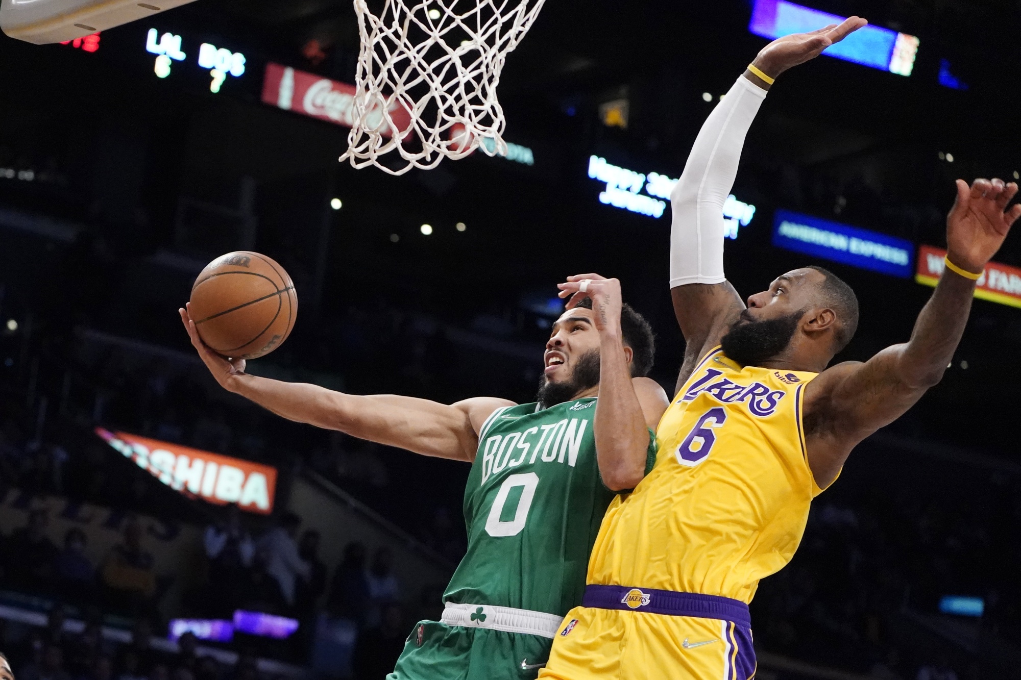 Lakers Handle Celtics 117-102, Split Rivalry For Season - Bloomberg