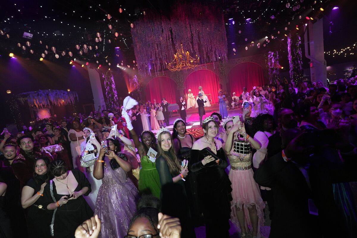 Hollywood Studios Embrace Live Experiences Amid Film, TV Gloom