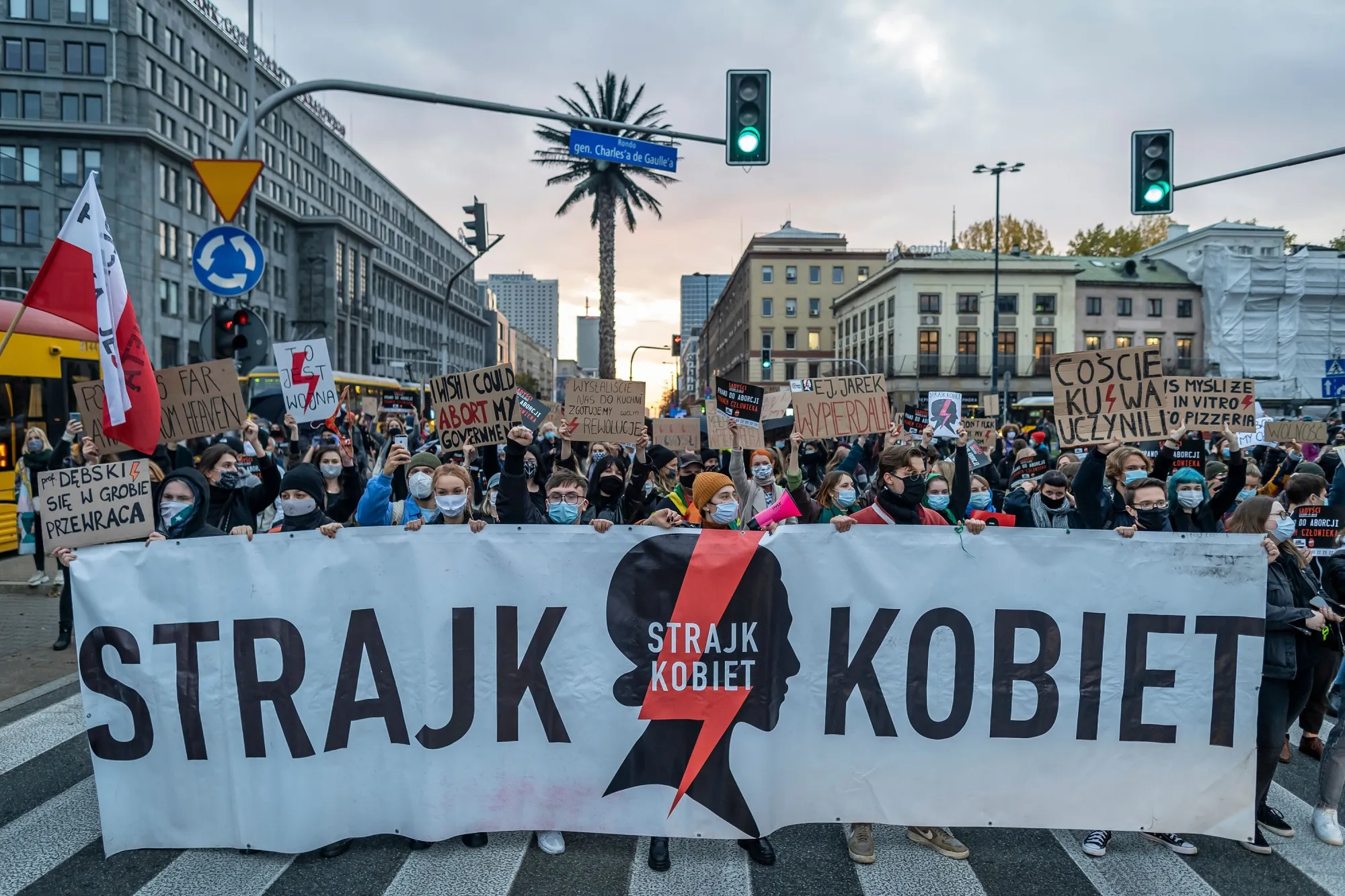 Tens of thousands of protesters&nbsp;blocked roads&nbsp;on Monday, halting&nbsp;traffic in major Polish cities.&nbsp;