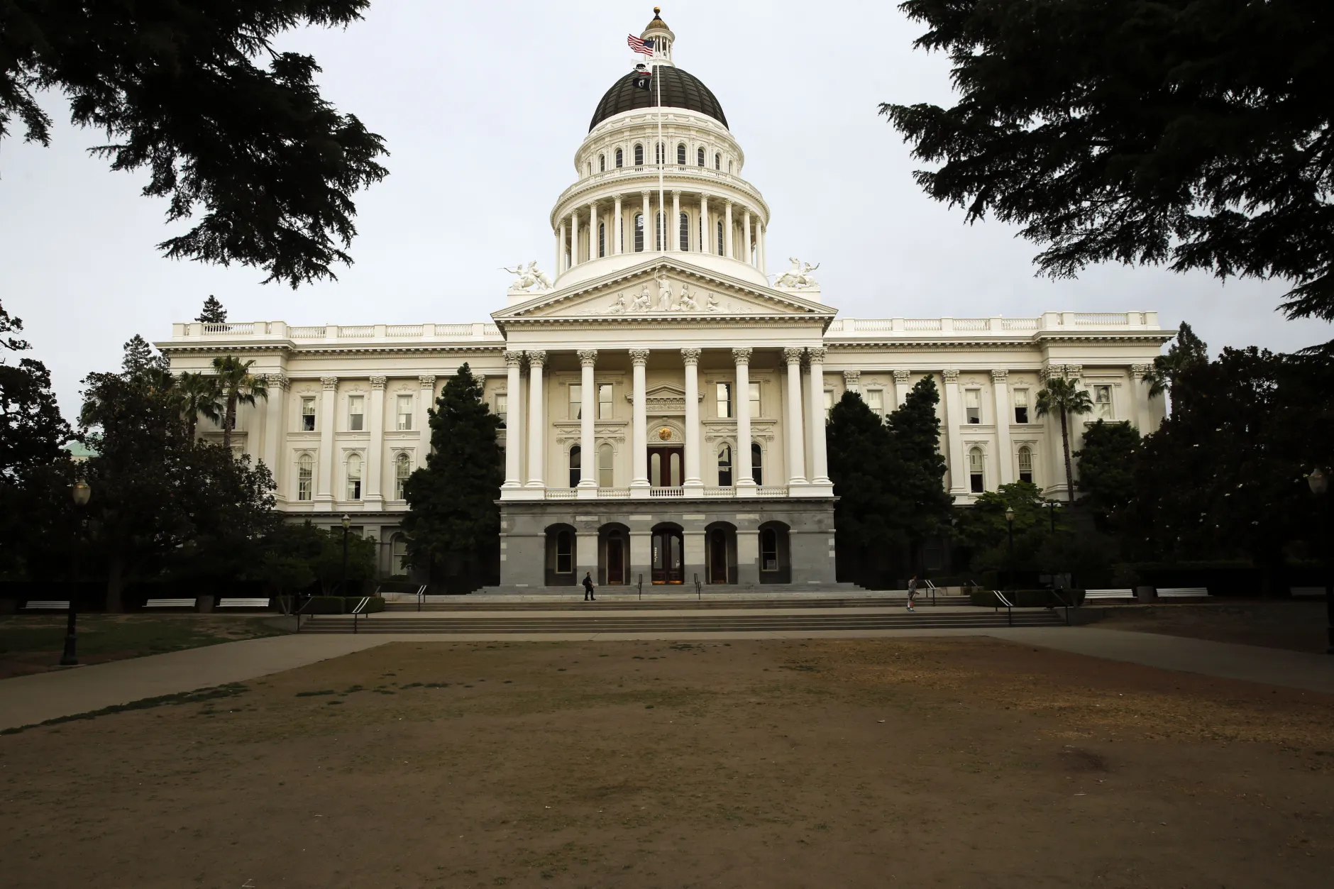 The California State Capitol Building stands during the historic drought in Sacramento, California, U.S., on Wednesday, June 3, 2015.
