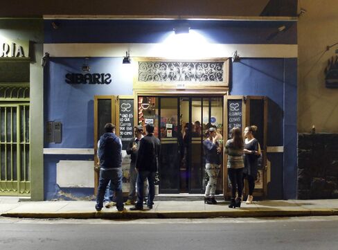 Diners wait outside Sibaris.