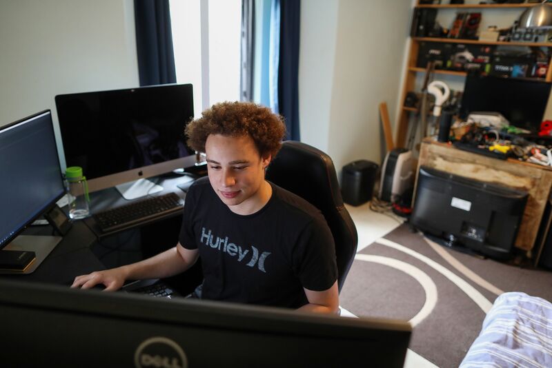 Marcus Hutchins, digital security researcher for Kryptos Logic, works on a computer in his bedroom in Ilfracombe, U.K., on Tuesday, July 4, 2017. Photographer: Chris Ratcliffe/Bloomberg