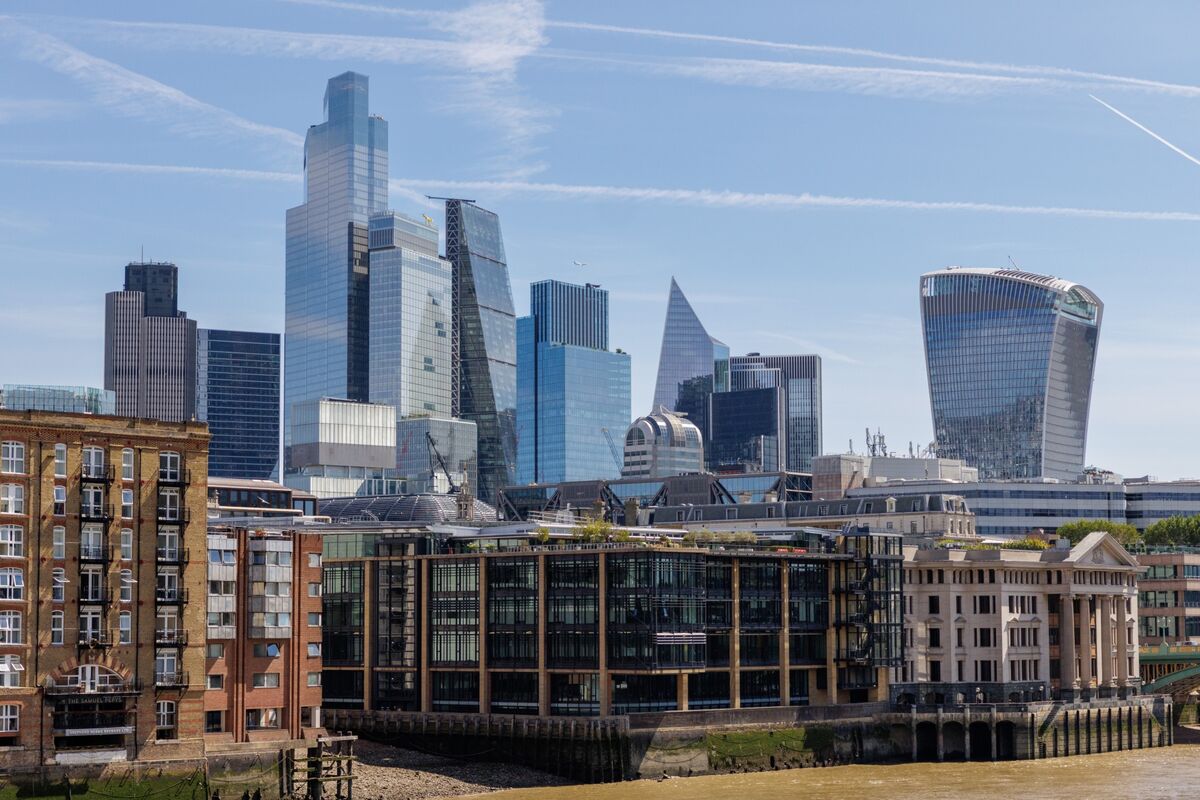 Man Group Warns of Investor Complacency in AT1 Bank Bonds