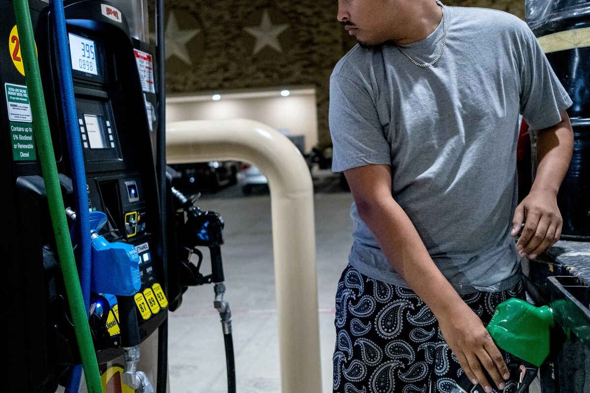 US Consumer Confidence Hits Seven-Month Low on Worse Outlook - Bloomberg
