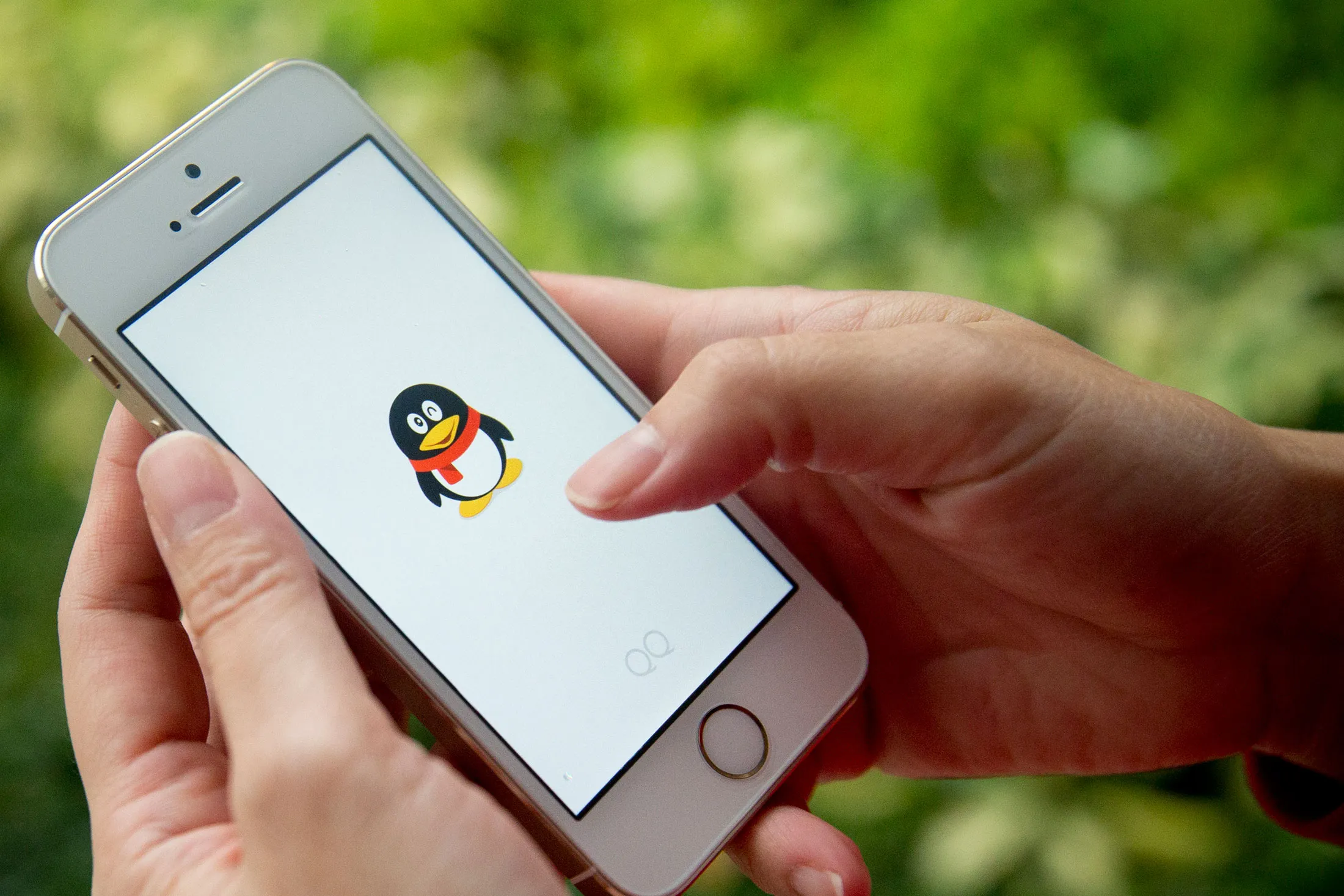 Tencent Holdings Ltd. surged 5 percent in Hong Kong after China’s second-largest Internet company posted record quarterly profit.
