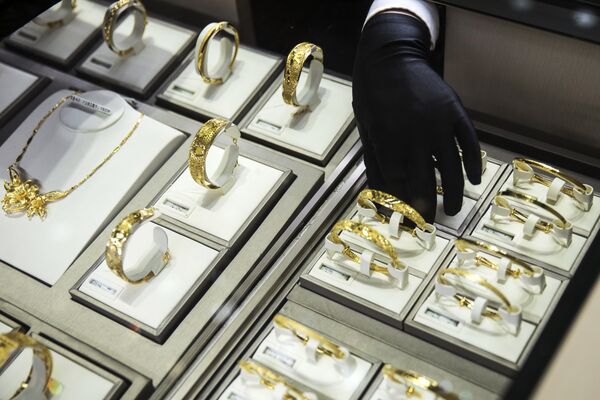 Chow Tai Fook Shares Lose $7.2 Billion as Gold Rally Hurts Sales