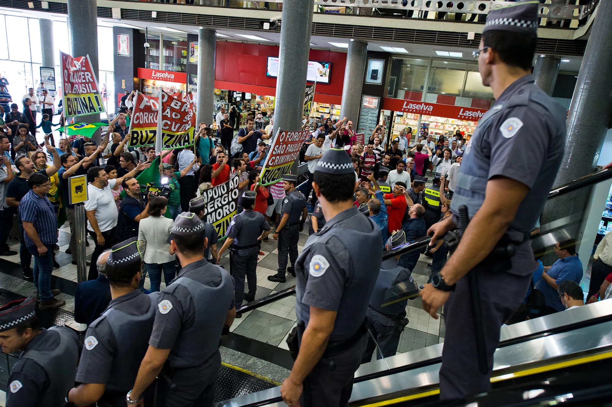 Opponents to former Brazilian President Luiz Inacio Lula da Silva demonstrate in front of a Federal Police station in the airport of Congonhas, Sao Paulo, Brazil on March 4, 2016.
