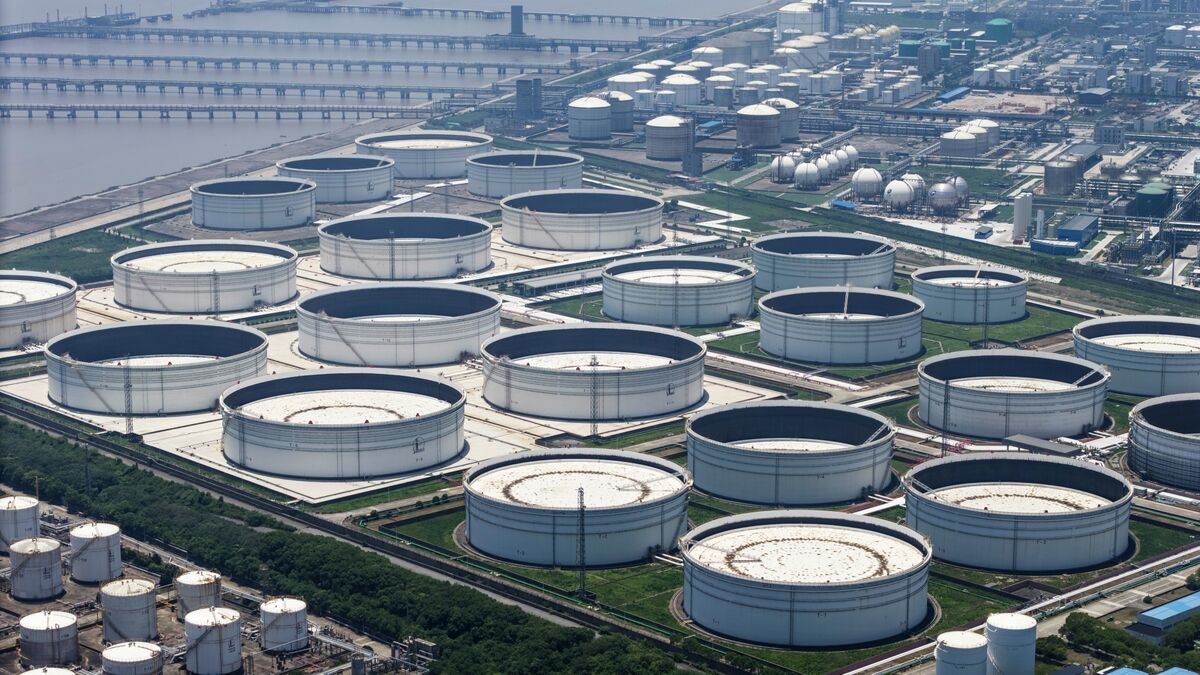 bloomberg.com - China Slashes Oil Refining Volumes After Crude Imports Collapse