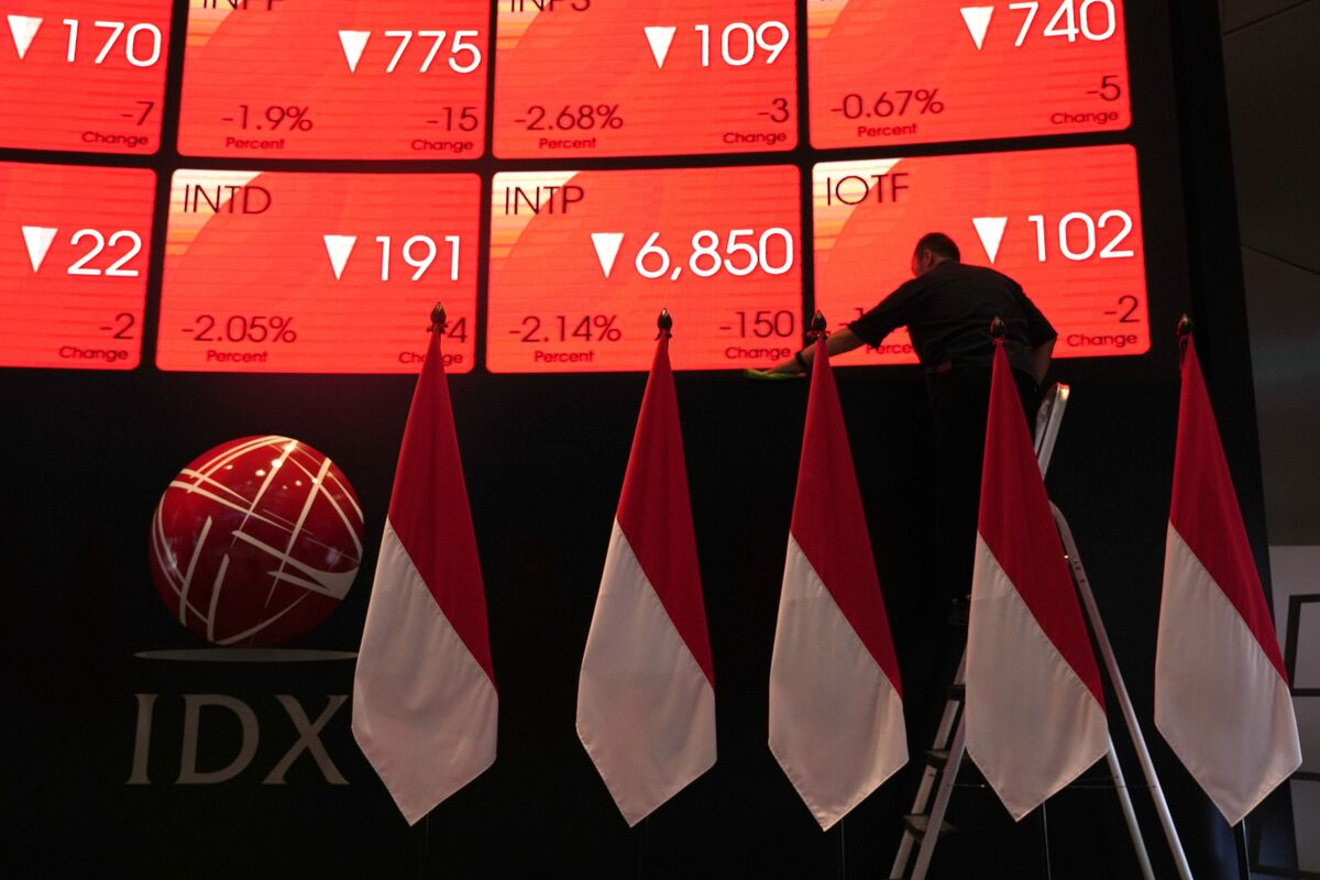 Indonesia Finance Minister Exit Spurs Markets Volatility, Rupiah Falls