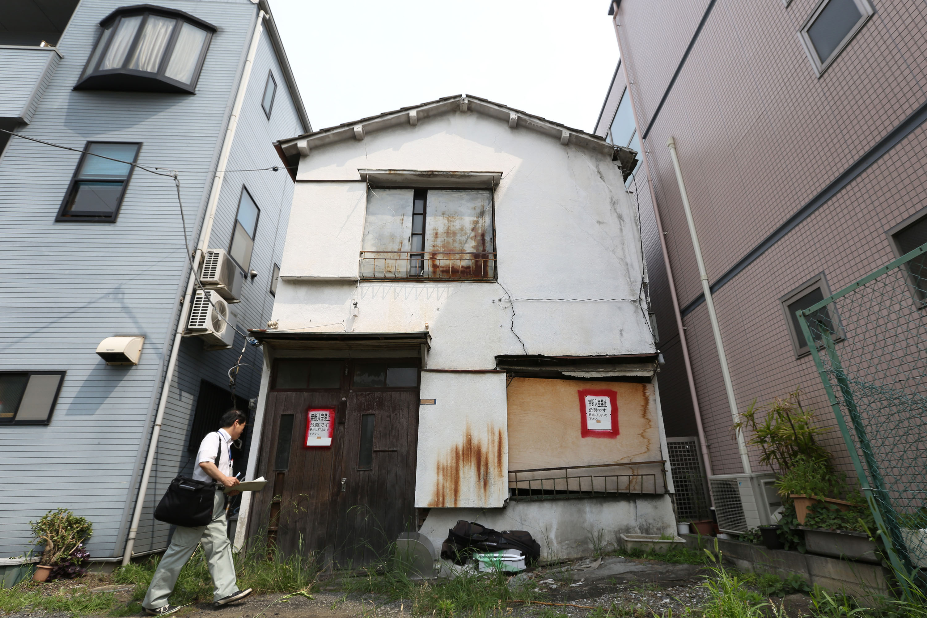 Resultado de imagem para japan abandoned house