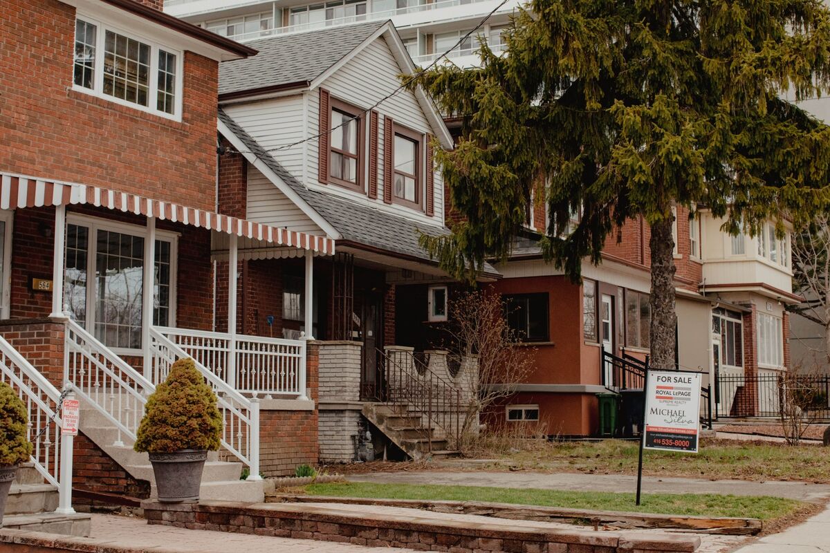 Toronto Home Sales Jump Most in 10 Months as Prices Decline