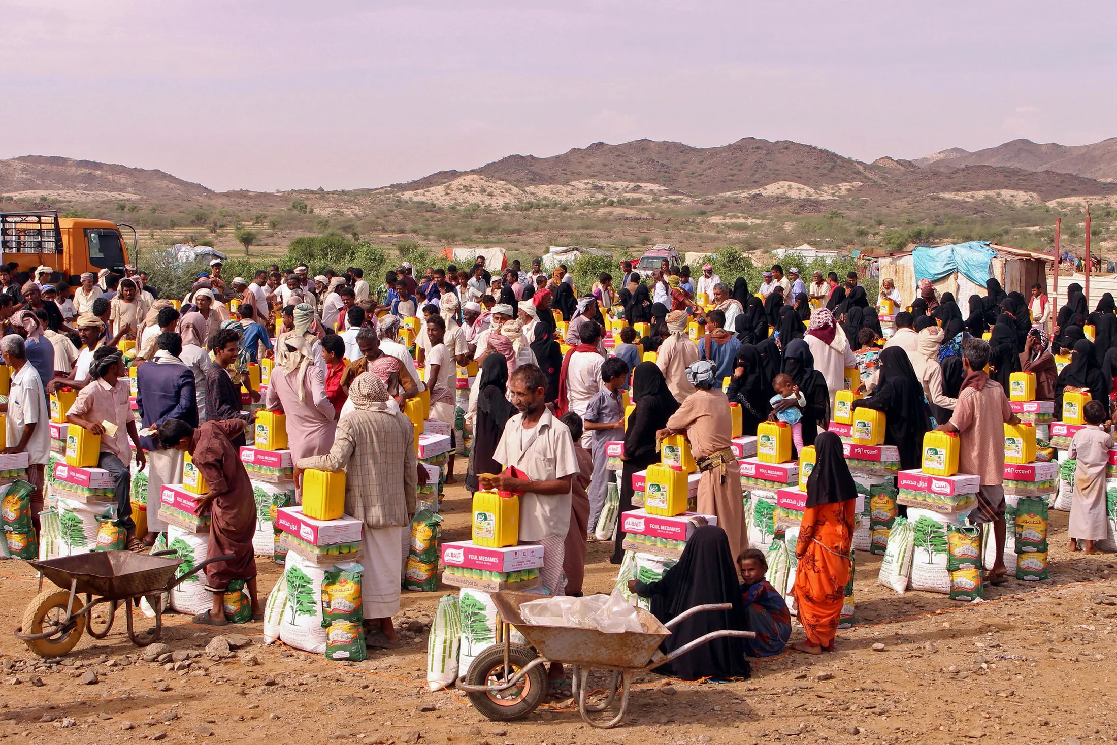Displaced Yemenis from Hodeida receive food aid in the district of Aslam in the northwestern Hajjah province on&nbsp;Oct. 20.