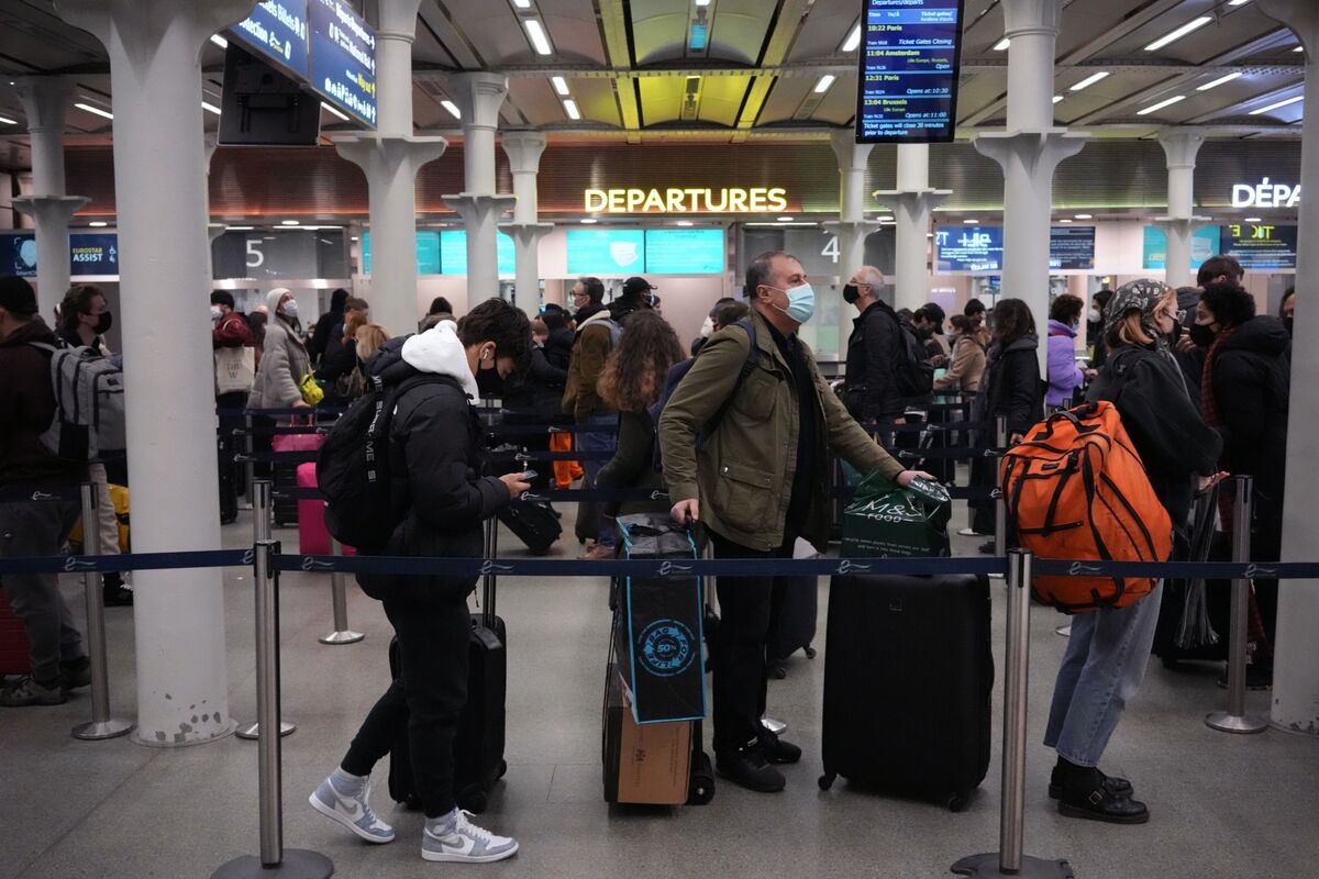 europe travel restrictions add more gloom to christmas season bloomberg europe travel restrictions add more gloom to christmas season bloomberg