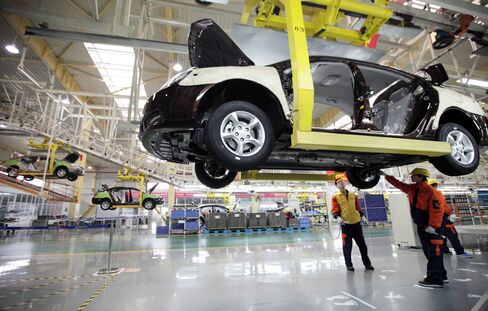 China’s Manufacturing May Expand at Slower Pace, HSBC PMI Shows
