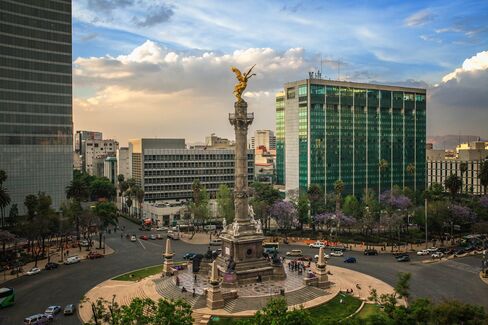 El Angel de la Independencia, a landmark in Mexico City.