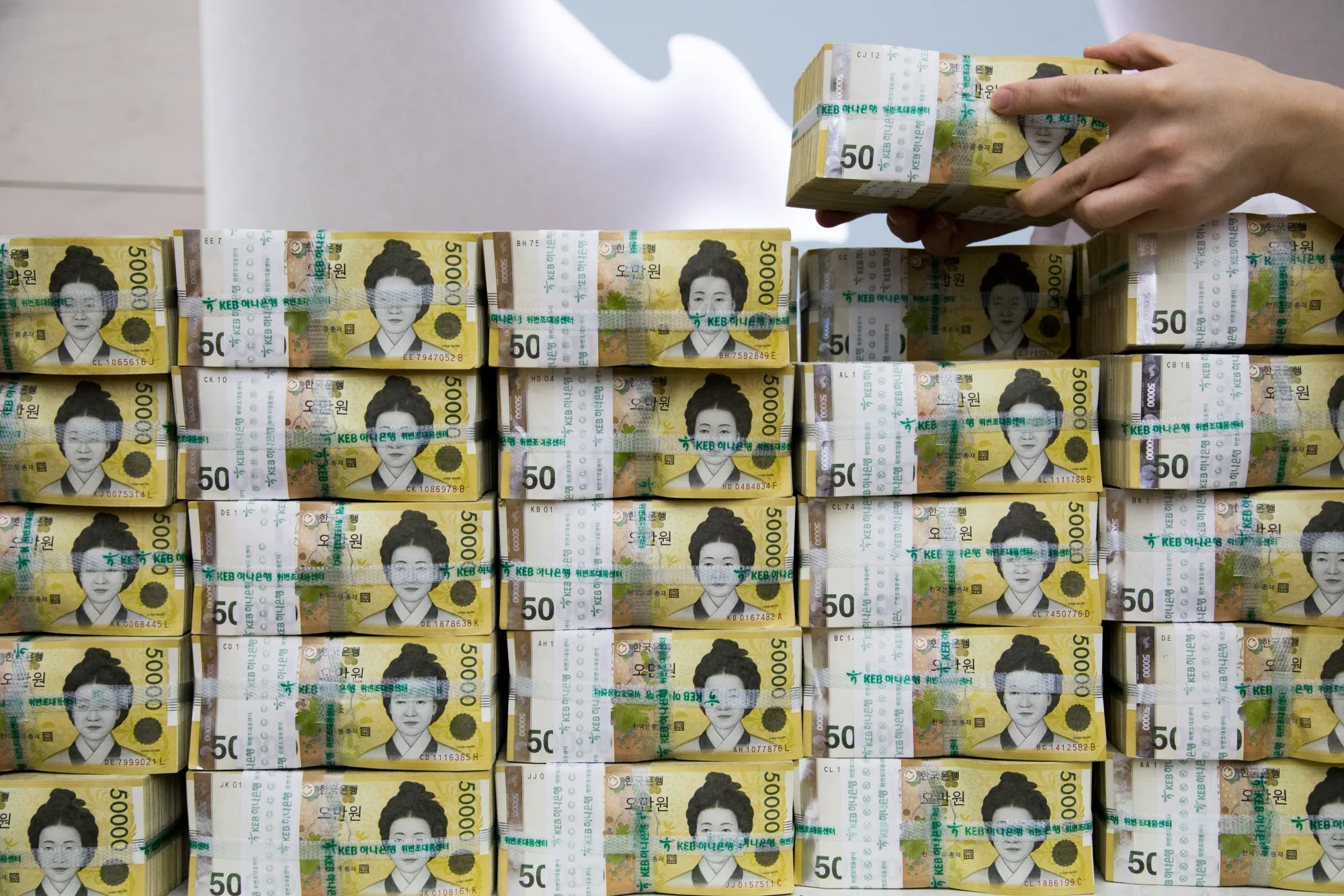 An employee arranges genuine bundles of South Korean 50,000 won banknotes for a photograph at the Counterfeit Notes Response Center of KEB Hana Bank in Seoul, South Korea, on Monday, Aug. 14, 2017. The won advanced for the first day in four as top U.S. national security officials sought to damp down talk of am imminent war with North Korea following days of heightened rhetoric.