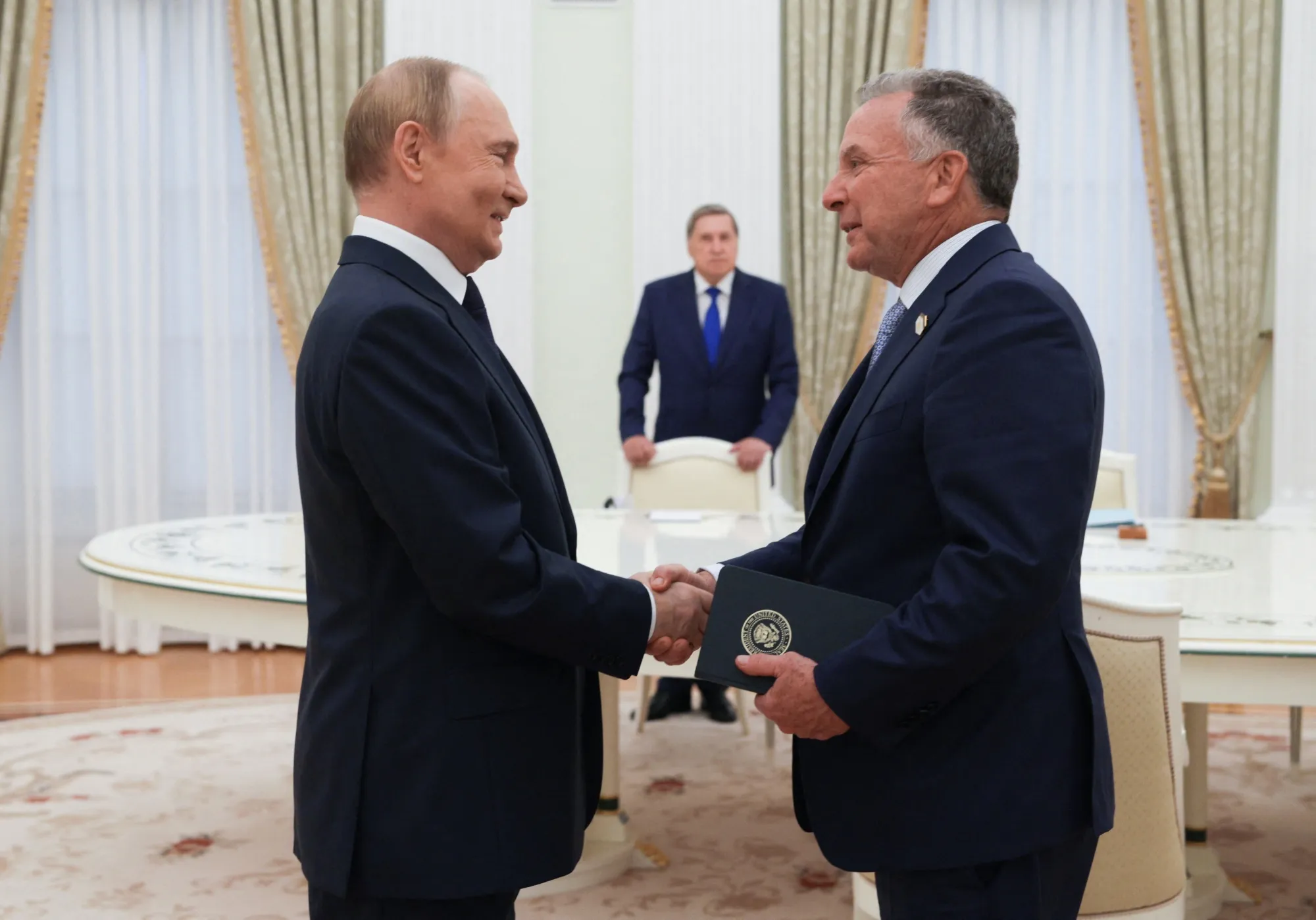 putin-is-ready-to-meet-witkoff-kushner-again-lavrov-says-bloomberg
