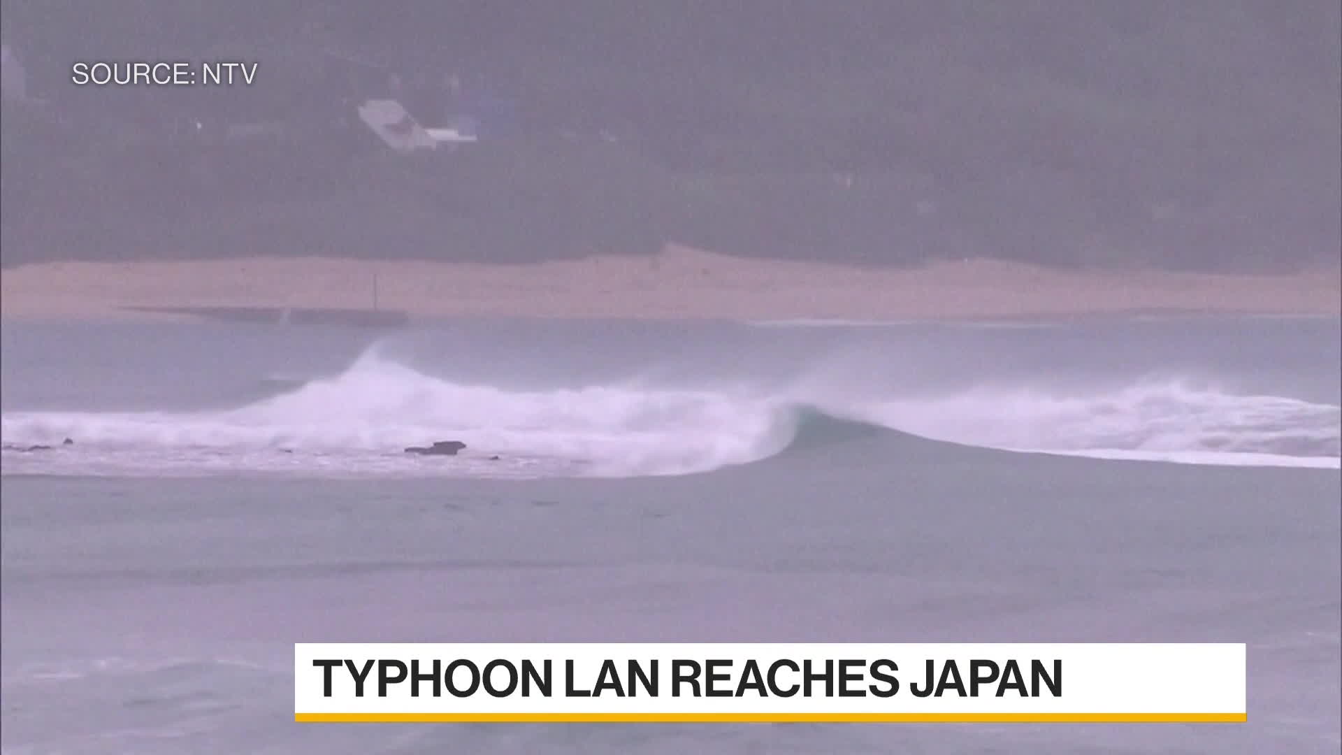 Watch Typhoon Lan Makes Landfall In Japan - Bloomberg