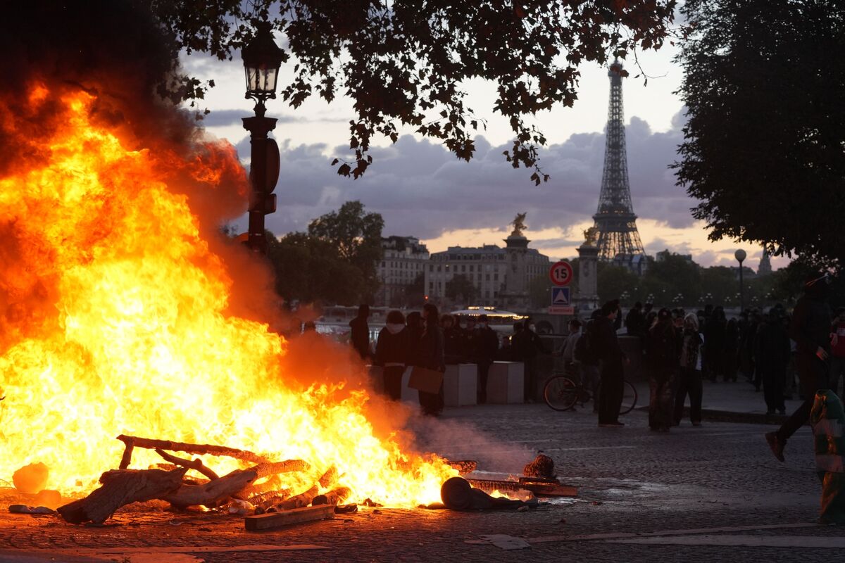 France’s Bonds Drop as Rioting Heaps Pressure on Government