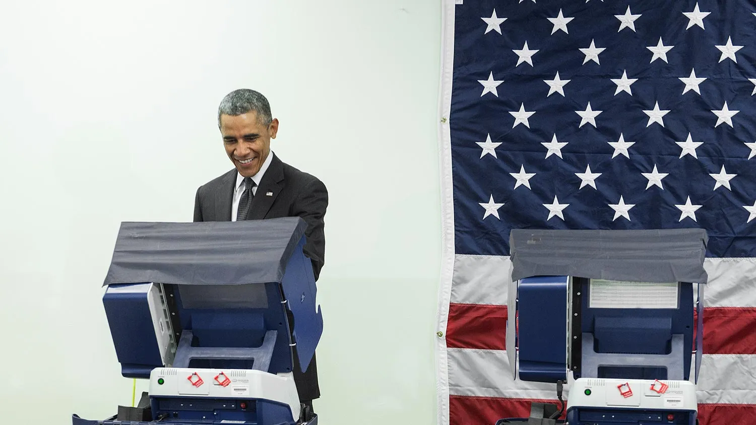 President Barack Obama(L) casts a ballot in early voting for the 2014 midterm elections at the Dr. Martin Luther King Community Service Center October 20, 2014 in Chicago, Illinois.
